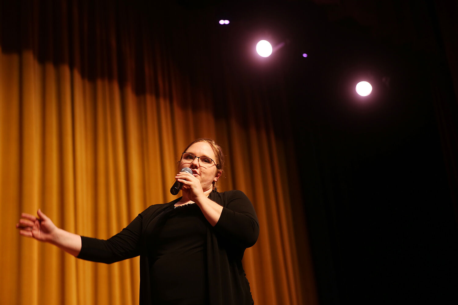 Leah Hoblit talks with the audience